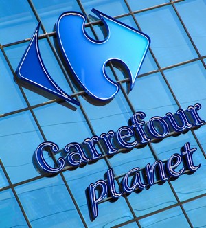 logo Carrefour Planet Paderno Dugnano à Milan : logo sur la façade du magasin.