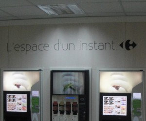 Faux logo d'un point café dans une station service Carrefour