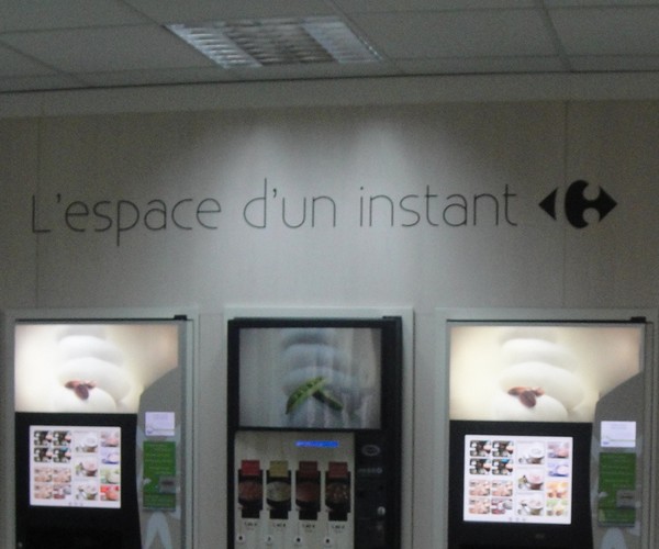 Faux logo d'un point café dans une station service Carrefour