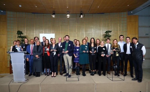 Photo de l’ensemble des lauréats de la soirée Grand Prix ESSEC 2022 du Commerce Responsable